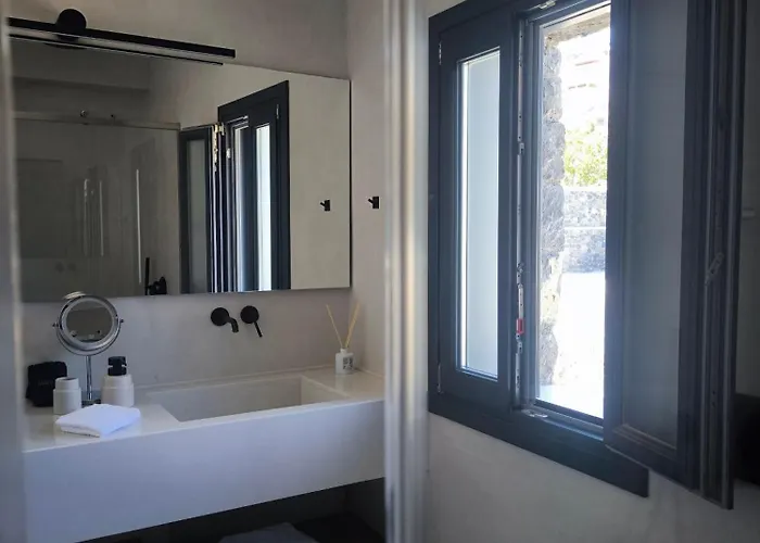 Exo Santorini Sea View Private Pool And Appartement Éxo Goniá